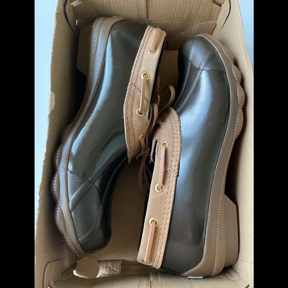Like new only worn a couple of times (w/o box) woman’s Sperry Short Duck Boot.